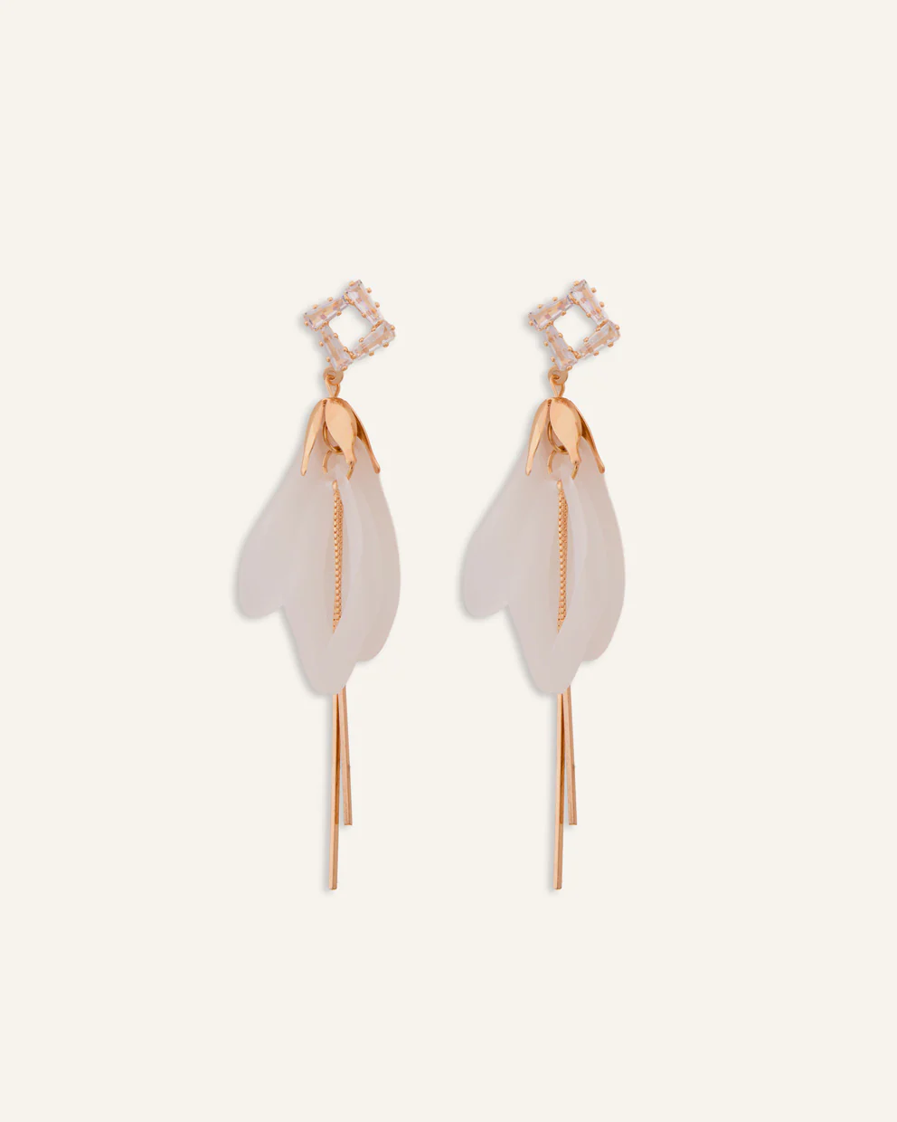 Aretes Largos Trendy Con Pétalos Blancos y Detalles dorados