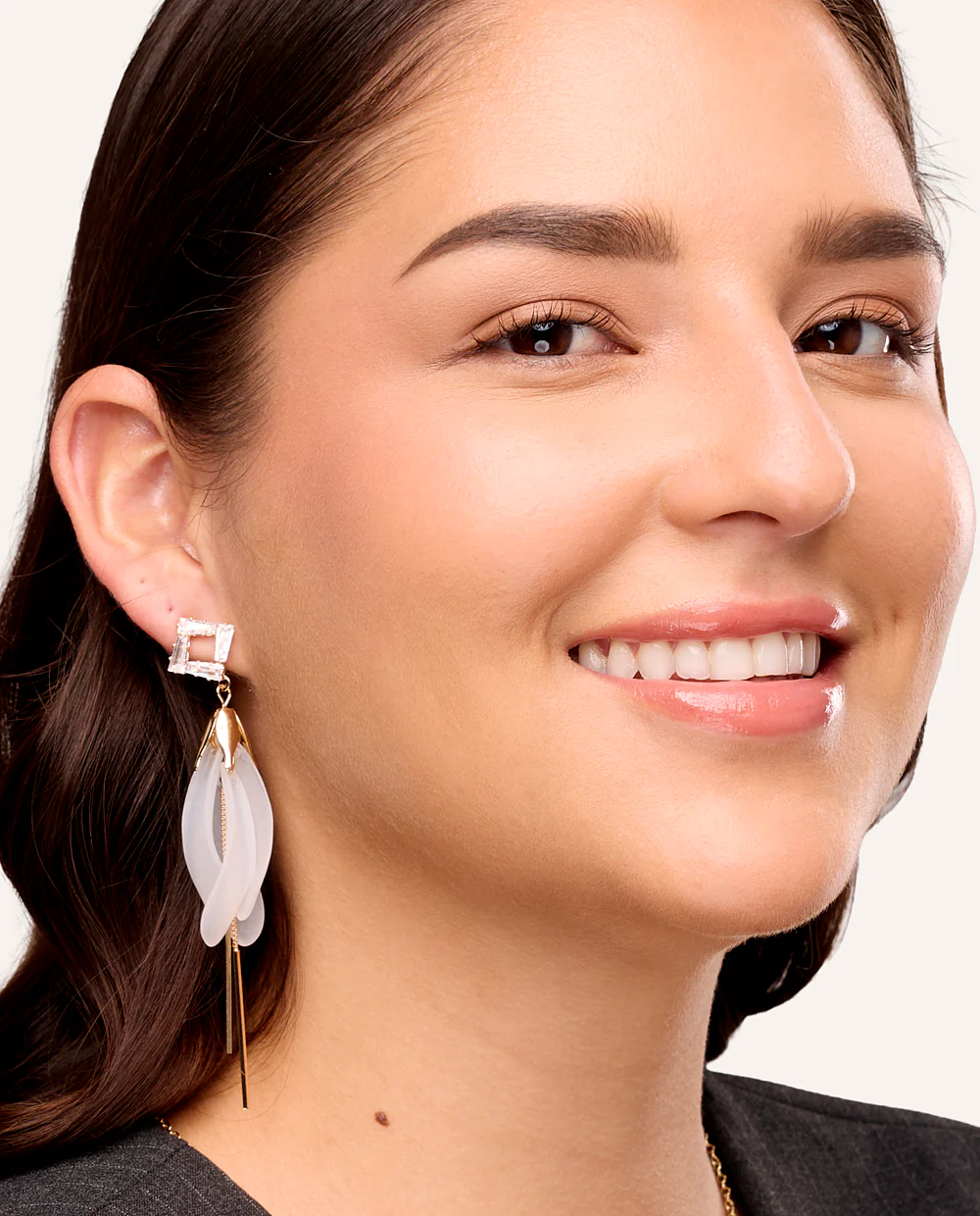 Aretes Largos Trendy Con Pétalos Blancos y Detalles dorados - Image 2