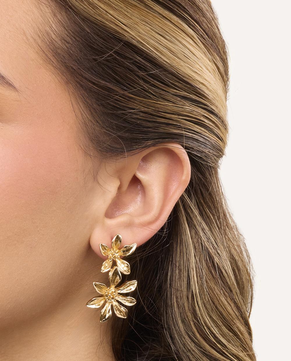Aretes Moda Flores Dorado - Image 3