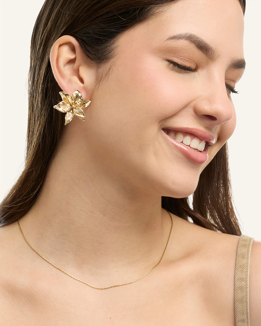 Aretes Trendy Flor Dorado - Image 2